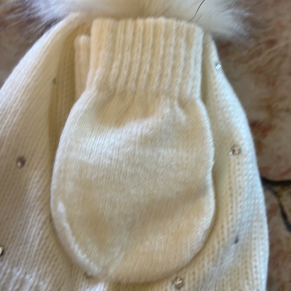 Nicole Miller Ivory Scallop Knit Hat & Mitten Set With Rhinestones 0 to 6 Months - Picture 8 of 8